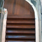 Escada em Madeira Cumaru, qualidade em acabamento e resistência. Confecção da Equipe de Carpintaria Serraria Falcão. Esta escada esta localizada no Shopping Park.